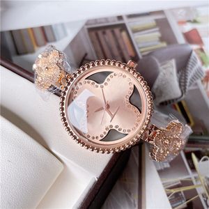 Modeklockor Kvinnor Watches High Quality Crystal Flower Big Letters Style Luxury Metal Steel Band Quartz 35mm Watch