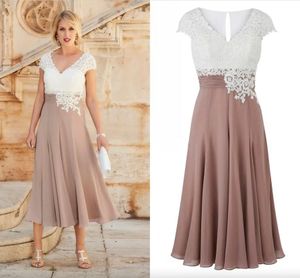 Elegantes, knielanges Spitzen-Chiffon-Kleid für die Brautmutter und Bräutigam, V-Ausschnitt, Flügelärmel, kurze Mutter-Abschlussballkleider, Hochzeitsgastkleid