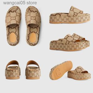 Kvinnors lyxdesigner broderad alfabet sommar mysiga plysch flickor flip flops tofflor sandaler beac plattform kil h240401