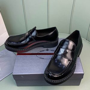 Chokladborstad läder loafers Designer Skor Läder för män Triangel Signatur Kohud Ovandel Gummisula Klassiska läderskor Läder Fritidsskor