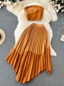 Two Piece Dres stropplösa sexiga kjoluppsättningar kontrasterande smala kort topp veckade midi kostymer sommar mode kvinnliga bitar 230703