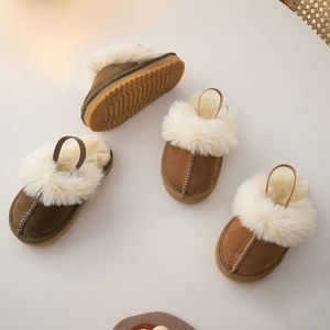 Trampki New Arrival klapki dziecięce klasyczne wodoodporne skórzane buty domowe chłopięce buty zimowe dla dziewczynek wsuwane płaskie buty śniegowceHKD230701
