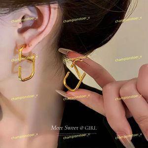 Designerörhängen för kvinnor Fashion Letter v Stud Earing Luxury Lady Hoop Jewelry Metal Valens Tinoity Jewelry Gift