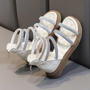 Sneakers Moda estiva Sandali per ragazze Sandali principessa romana con strass Scarpe da spiaggia per bambini carine in pelle morbida e traspiranteHKD230701