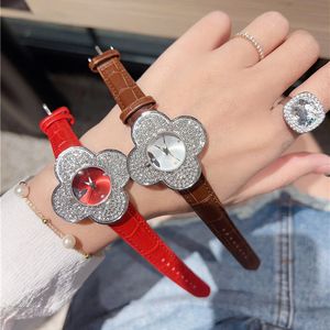 Moda bileği izle kadınlar kristal çiçek tarzı lüks deri kayış kuvars izle montre de lüks hediyeler a32