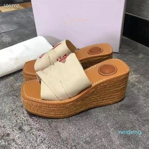 Sandali legnosi da donna alla moda con stampa di lettere su tela con plateau e diapositive a trama incrociata con zeppa comoda pantofola EU35-42