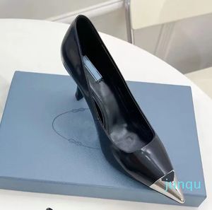 Sapatos de cabeça de ferro para mulheres clássicas com fivela triangular 100% couro de bezerro Sapatos femininos de salto alto de 7,5 cm 35-41
