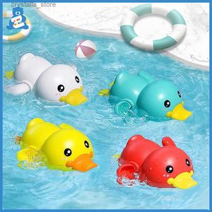 Brinquedos de banho de bebê fofos de banho de pato banheiro clockwork nadando clássico wind up Toys infantil Bathtub tocam brinquedos de água para crianças L230518