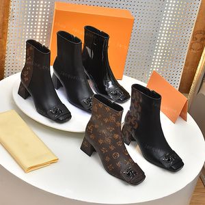 패션 부츠 디자이너 여성 발목 부티 청크 발 뒤꿈치 5.5cm Cowskin 인용 인쇄 특허 가죽 광장 발가락 겨울 부츠 신발 크기 42 Cblack Brown