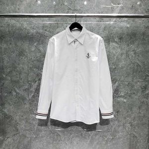 TB Thom 남자 남성용 셔츠면 슬리브 줄무늬 앵커 자수 흰색 블라우스 2023 한국 패션 디자인 스프링 탑