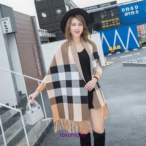 Designer Original Bur Home Vinterhalsdukar på rea 2023 Nya kvinnors dubbelsidig kashmirscarf Koreansk version Tofsärmad sjal imiterad Cape Coat