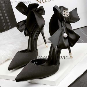 Klänning Skor Klänning Skor Rosett Kvinnor Pumps Designer Skor Höga klackar Sandaler Kvinnor Satin Stiletto Klackar Sexiga Pearl Bröllopsskor Plus Size 43 230323 Z230703