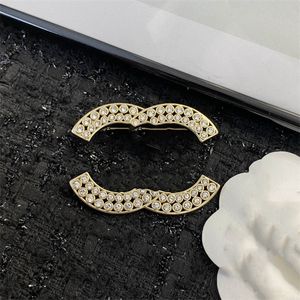 Podwójna litera C szpilki kobiety luksusowy projektant złote broszki logo marki kryształowa perła CCity broszka mężczyźni garnitur Pin biżuteria akcesoria 45657