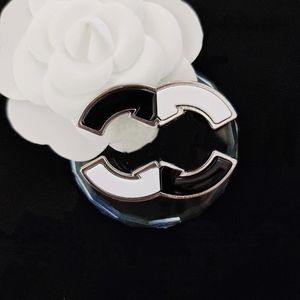 Alfinetes de design preto branco broche de designer para mulheres cópia de marca com carimbo acessório de vestuário liga de cobre joias moda 18 quilates banhado a ouro masculino letra dupla