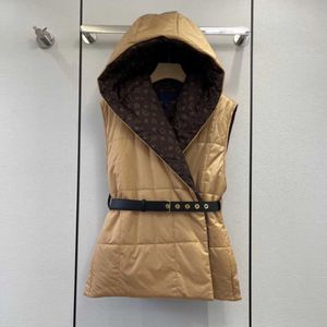 Women's new fall/winter tie-up down vest, enveloping sleeveless hooded jacket, fitting style is handsome and stylish, leather belt outline soft lines.