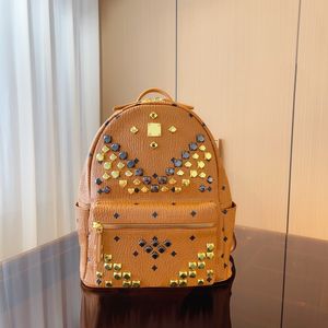 مصممي حقيبة الظهر مصممي حقائب الكتب في Back Pack Women Rivets Backpack Protsbags Fashion All-Match Large Cartybag حقيبة مدرسية كبيرة