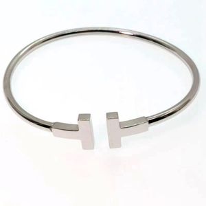 Designer Double T -formade kvinnor Sier Bangle Men Charm Armband