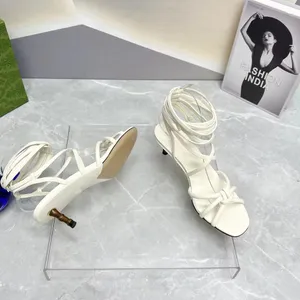 İnce Bant Kombinasyon Sandalet Tasarımcı Ayakkabı Kadın 4.5cm Yavru Topuk Açık Ayak Parti Elbise Ayakkabı Moda Yüksek Kalite Orijinal Deri Düğüm Dekorasyon