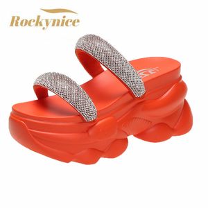 Terlik Yaz Kadın Terlik parmak arası terlik bayanlar plaj bling ayakkabıları kama topuklu ayakkabılar kadın yüksek platform terlikleri sandalet dışında 8cm 230703