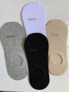 Дизайнерские многоцветные хлопковые невидимые носки Мужчина и женщины, соответствующие классической буквы пчелы, лучшие дышащие чулки Смешанные спортивные носки Sock 4 Pack