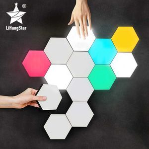 Lampor LED Hexagonal Vägg DIY Touch Sensing Night för inomhus datorspel Rum Sovrum Sängbord Present Dekorativt ljus HKD230704