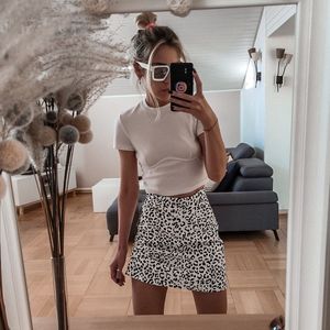 Kjolar Färg Leopardtryck Temperament En kort kjol Dam Spring Korean Slim Joker High Waist Hip 230703