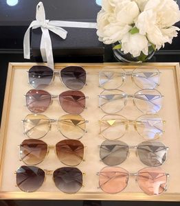 Óculos de sol de alta qualidade para homens Óculos luxuosos para mulheres Óculos de proteção Uv400 Lente de vidro real Armação de metal dourado com caixa 0702