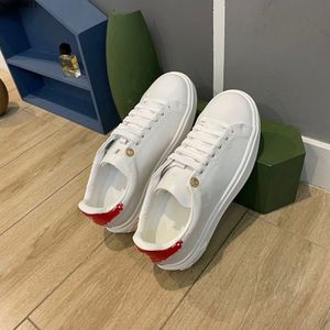 2023 Ny lyxdesign Präglad spetsläder Queen Emcee White Shoes Casual Sneakers Damskor fbo0266