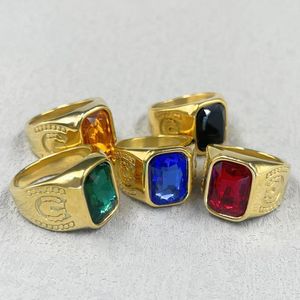 Cluster Rings Casual Masculino Anel de Cor Dourada Vermelho CZ Stone Topo Quadrado Aço Inoxidável Diariamente Masculino Aliança Tamanho da Jóia