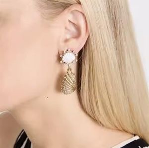 Ear Cuff European och American Foreign Trade Jewel Shell Shall Earrings Retro High Sense Temperament Awservate Old Clip 230703