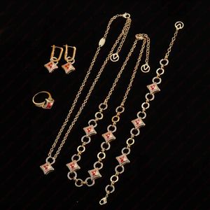 Luxuriöses Hochzeits-Ohrringset mit vierblättrigen Kleeblättern aus Messing. Elegantes und hübsches High-End-Designer-Ohrringset für Damen. Valentinstag, Hochzeit, Brautgeschenk, Designer-Schmuck.