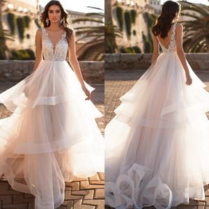 ファッション A ラインのウェディングドレス花嫁のための V ネックレースのウェディングドレスティアードスカート背中の開いたデザイナーのブライダルガウンスイープトレイン