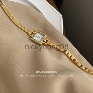 Zegarek 2022 Nowa bransoletka mosiężna opaska 24K Gold Format Square Dial Fashion Diamond Gold dla miłośników luksusu i szlachty 0703