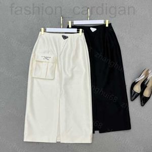Designer de saias 23ss roupas femininas Nova saia de verão bolso grande estampado cintura triângulo decoração sob as saias de fenda roupas femininas YJFF
