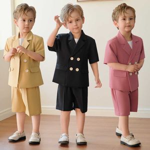 Tute Bambino Moda Estate Abito manica corta Set Bel ragazzo coreano Festa di compleanno Prestazioni Costume da sposa Bambini Blazer PantalonciniHKD230704