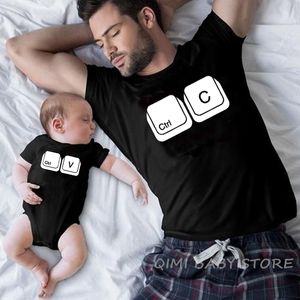 Семейные подходящие наряды Ctrl C Ctrl v Семейная футболка Отец и сын дочери Tshirts, соответствующие уф, папа, детская семья Взгляд, летняя футболка Tops Tee 230704