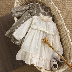 Kız elbiseler 0 6y dantel prenses kız elbise katı beyaz bebek uzun kollu yürümeye başlayan bebek giysileri çocuk kıyafetleri 230704