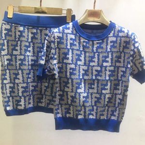 Mode stickad kjoldräkt designer spårdräkter kvinnor kort ärm t-shirt tryckt brev tee veet miniskirt tvådelar