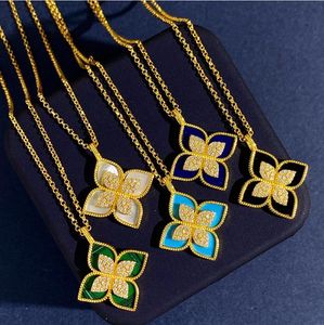 Nydesignad dam Halskedja Hela diamanter Spetsiga Vita Fritillaria Svart Agat Blomma hänge Halsband Designer Smycken P02