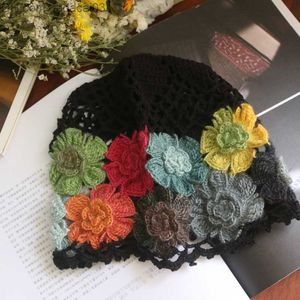 Boinas Boinas chapéu de malha feminino outono e inverno cor gradiente crochê feito à mão flor biqueira chapéu retrô beleza elegante chapéu pintor oco Z230704