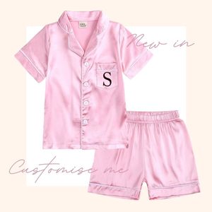 Conjuntos de roupas 2023 pijamas infantis de seda personalizados meninas meninos pijamas de cetim sólido para crianças roupas personalizadas presente lounge pijamas faça você mesmo 230704