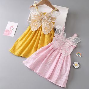 Girl s Dresses 2023 Baby Girls Sommar Söt Klänning Spets Butterfly Outfit Hängslen Blomma Småbarn Barn Ärmlös Rosa Gul Vestidos 230704