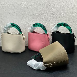 ヴェネツィアミニバケットバッグソフトレザーデザイナーハンドバッグ女性樹脂ハンドルハードウェアトート磁気閉鎖ショルダーバッグ財布