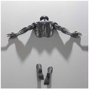 Oggetti decorativi Figurine Resina Cramping Man Sculpture Wall Art Abstract Carattere Elettroplazione Imitazione Statue di rame 3D attraverso decorazioni da parete 230703