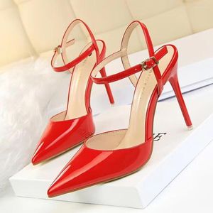 المدببة الصنادل المدببة إصبع القدم 8751 Stiletto Summer Fashion Ladies Red Plus Size Black Sier High Heels Buckle