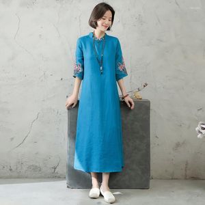 エスニック服 2023 中国風の女性ラウンド襟改良されたチャイナアオザイドレス女性刺繍カジュアルデイリーコットンリネン袍