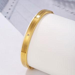 Klassischer „Love Forever“-Armreif aus Gold, Titanstahl, Schmuck als Geschenk