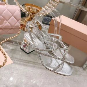 여성 디자이너 Rois 2023 New Line Buckle Rhinestone Sandals Patent Leather Mary Jane Pumps Mid Jeweled Heel