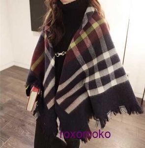 Top Original Bur Home Winterschals Online-Shop Herbst und Neu Südkorea East Gate Button Style Mode Atmosphäre British Plaid Large Cape