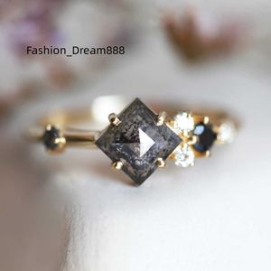 Zarter bedeutungsvoller Modeschmuck für Damen, S925 vergoldet, quadratischer Salzpfeffer-Diamant, Cz-Moissanit-Ring, Verlobungsring